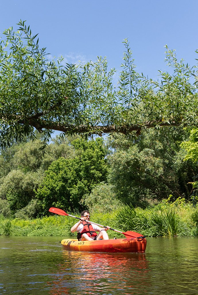 Let’s clean up the Ter river by kayak: Kayaking down the Ter river, collecting rubbish floating in the water.