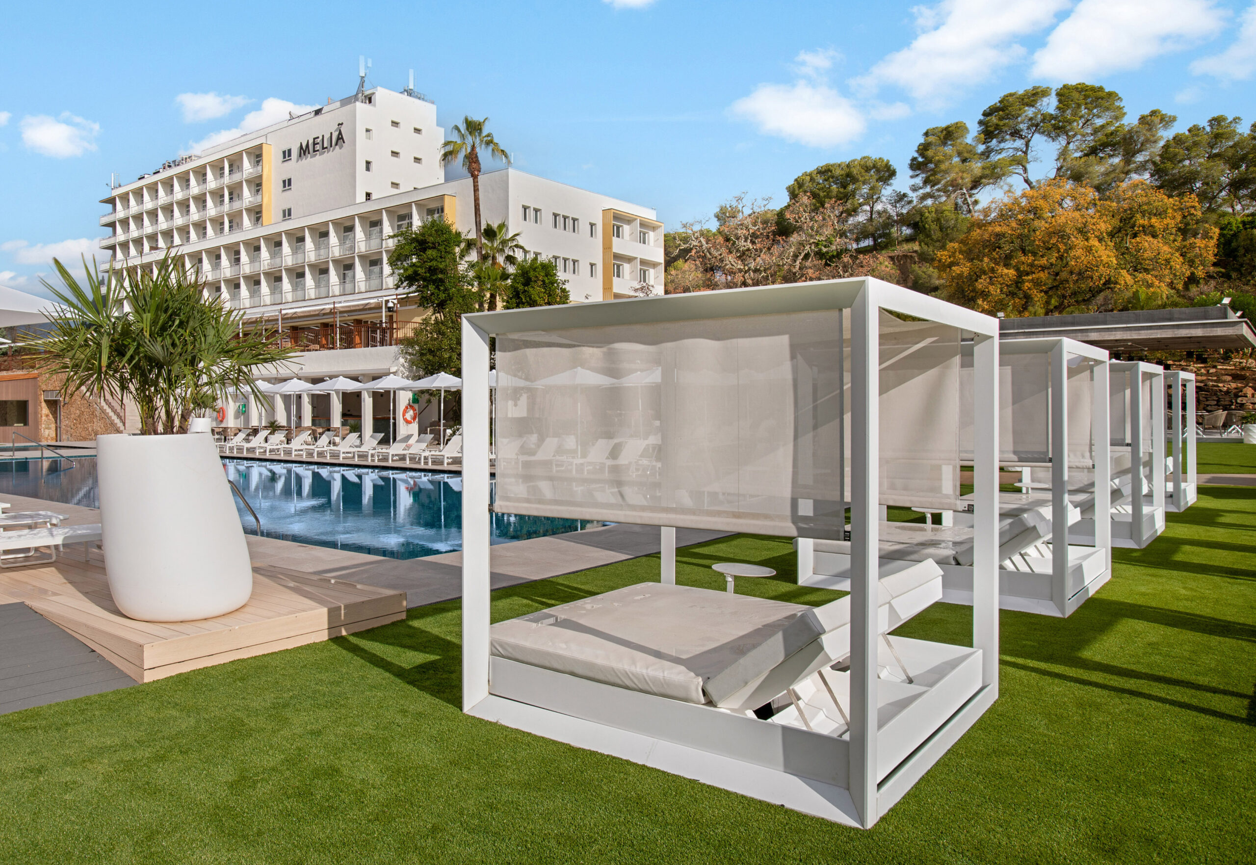 301vMeliaLloretDeMar-Pool-Bali-Beds